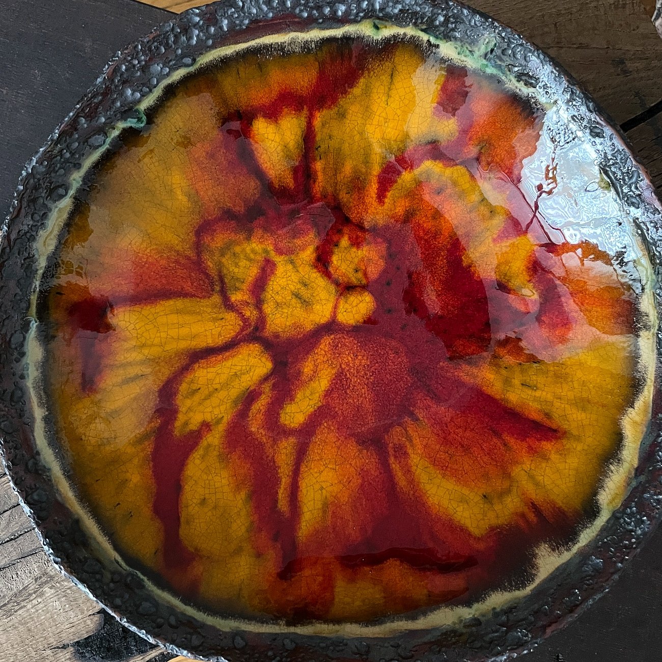 Stoneware serving plate with crackle glaze interior