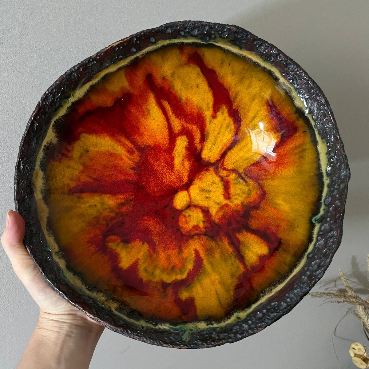 Decorative pottery serving plate with crackle glaze finish