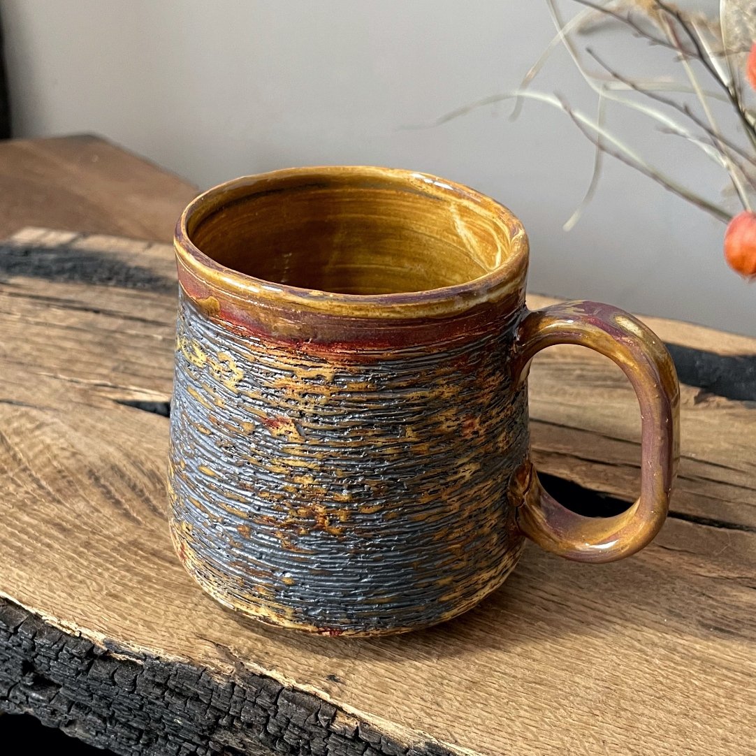 handmade pottery mug drevo textured surface